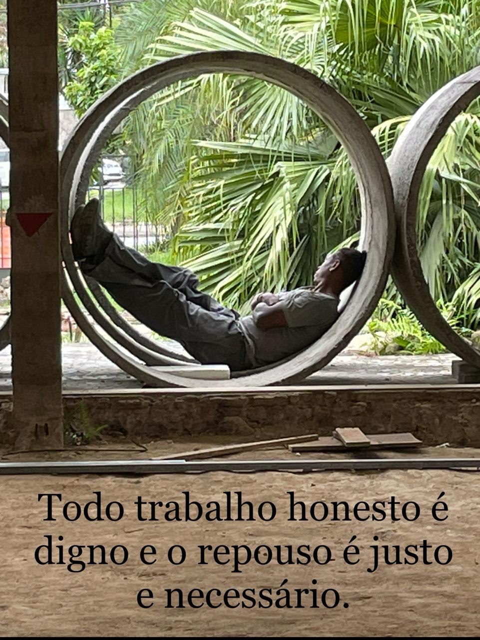 Pedreiro descansando em canteiro de obra, com a frase: Todo trabalho honesto é digno e o repouso é justo e necessário.